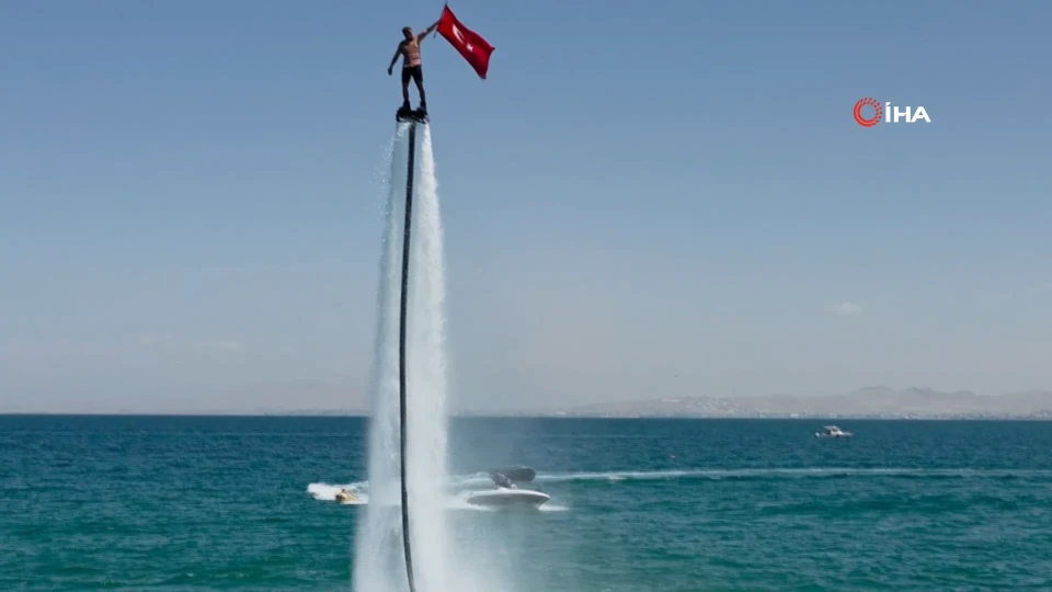 Van Gölü’nde su sporları festivali renkli görüntülere sahne oldu